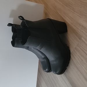 Lug sole Chelsea boot